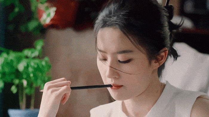 刘亦菲深v白裙优雅照曝光,连睫毛都清晰可见,真是美到
