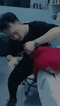 美女,你是有多困,剪头发都能躺地上睡着了