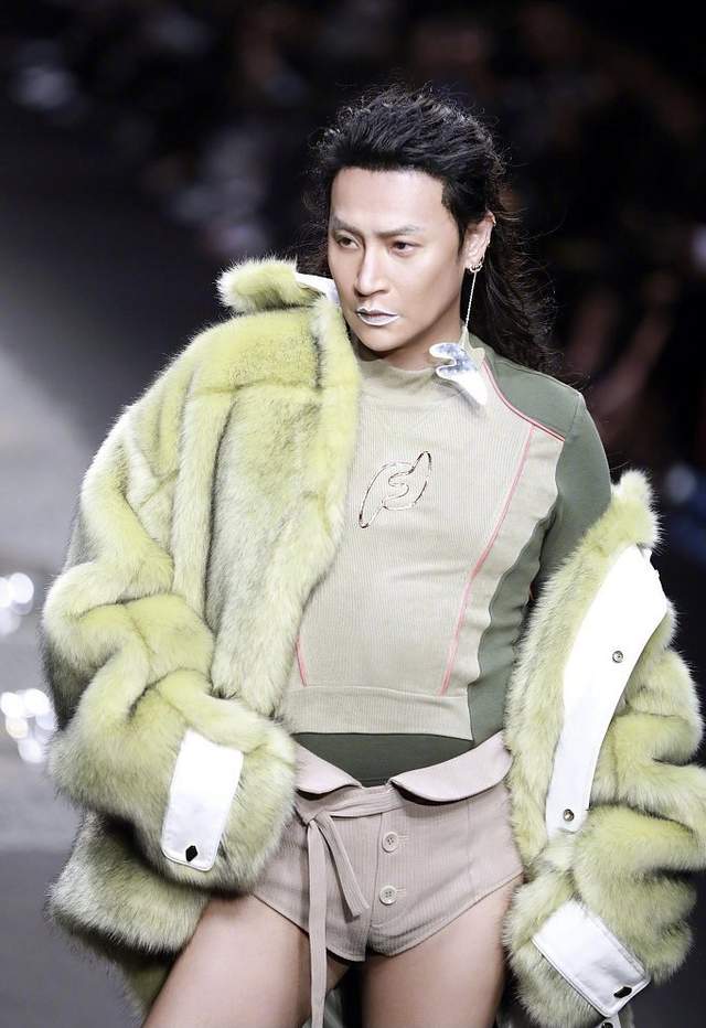小虎队成员陈志朋像张国荣却星途坎坷一把年纪靠奇装异服翻红