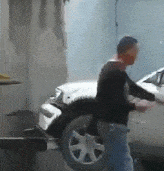 搞笑gif段子:妹子你这么小心,也太累了吧.