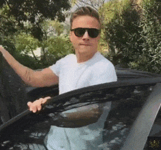 原创gif搞笑段子:当年姐夫追我姐时,每天都以同学名义来我家蹭饭