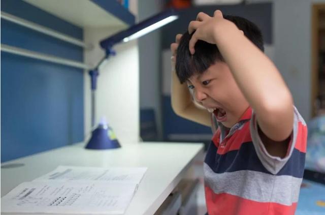 小学生被要求写"检讨书,乍看句句真诚,老师却一眼看出玄机