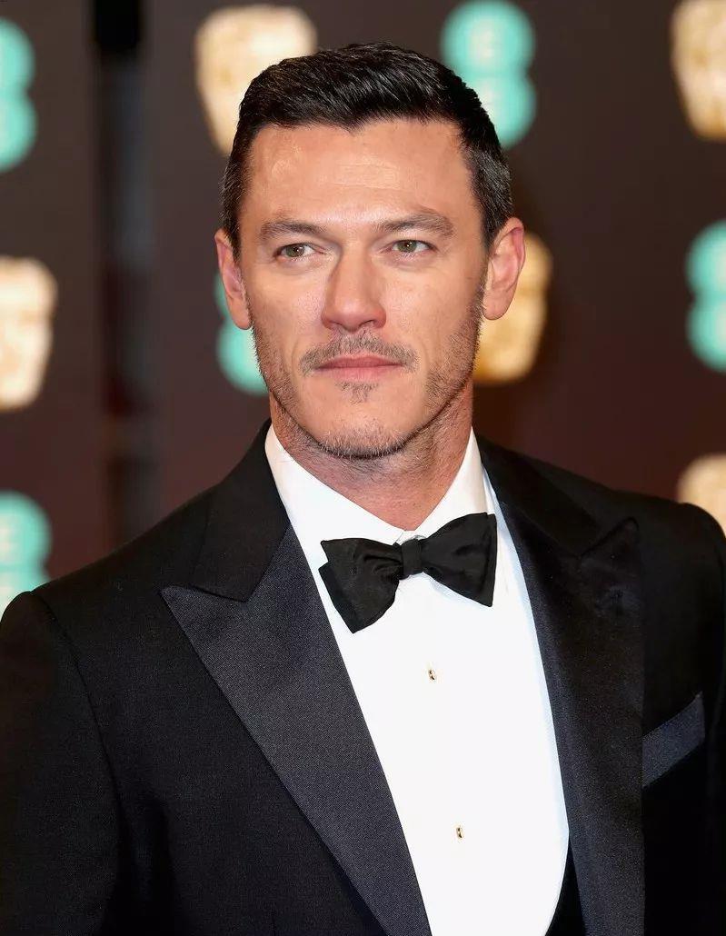 原创英国男演员lukeevans被时尚大刊评为年度男士