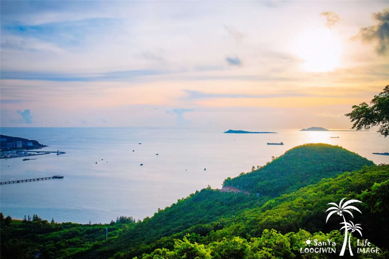 三亚这个爱情公园，是俯瞰凤凰岛和三亚湾夜景最佳处，还有人不知