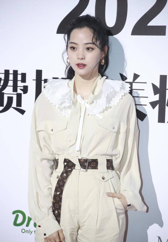 欧阳娜娜一改往日甜美风,穿开叉墨绿长裙出席活动,有几分小性感