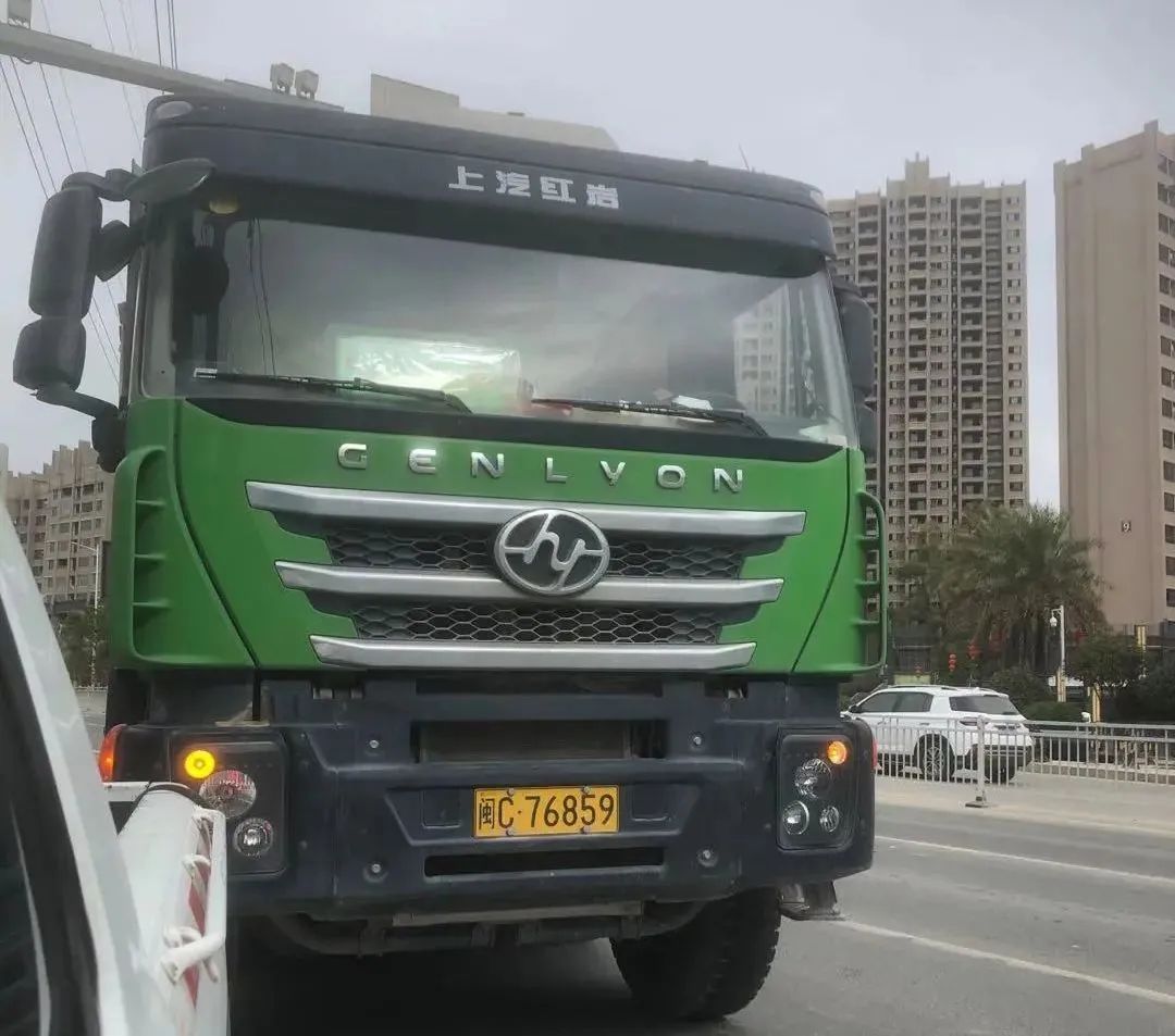 交叉路口,闽c76859重型货车竟然这样做!
