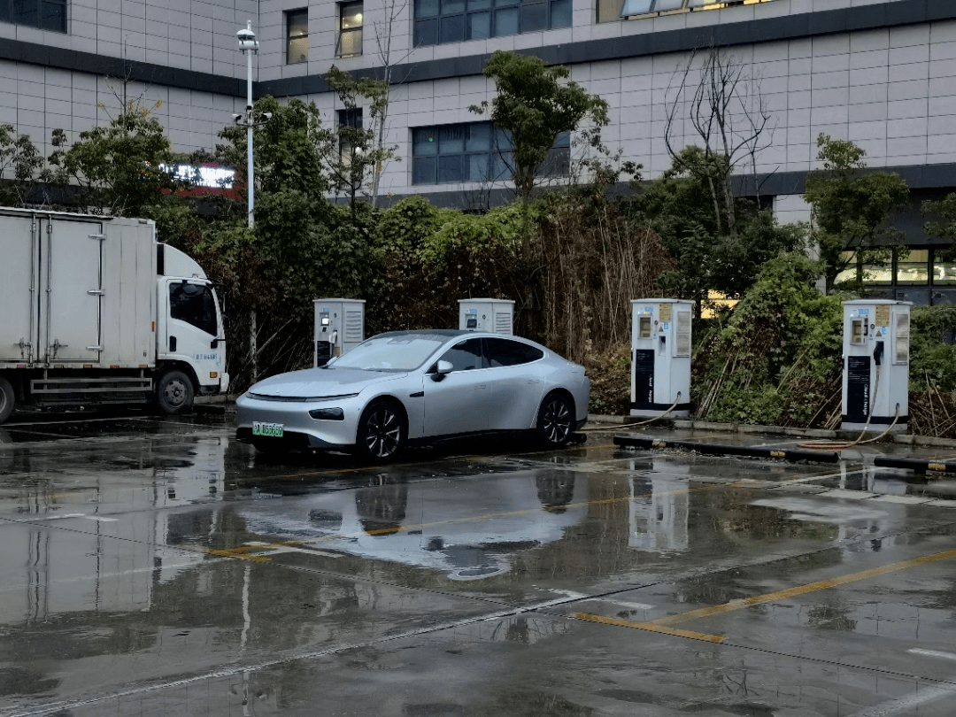 额外消耗5分钟南阳目的地充电偶遇从广州开来的小鹏p7车主,打车往返