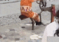 原创gif搞笑段子:昨天去相亲刚跟对方说了三句话他就开始玩手机