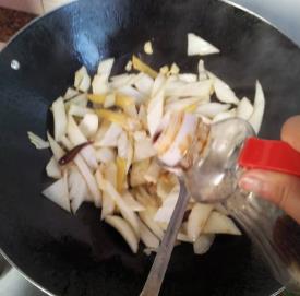 酸辣白菜怎么炒才不变色 41b047e7839c4afd95e619aa4a407a01.jpeg