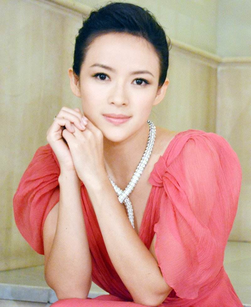 演出结束,章子怡抱着女儿给汪峰献花,汪峰紧紧拥抱妻子和女儿,这一幕