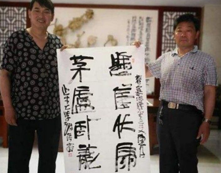 原创大衣哥写书法"翻车"5个字错2,网曝4个字要20万,被批毫无艺术