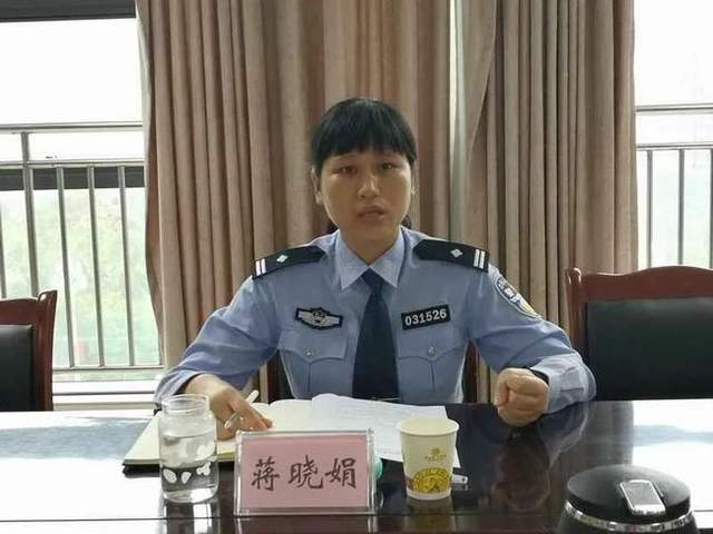 汶川地震中喂奶的那个警察妈妈,被破格提拔后,如今已坚守"副科级"11年