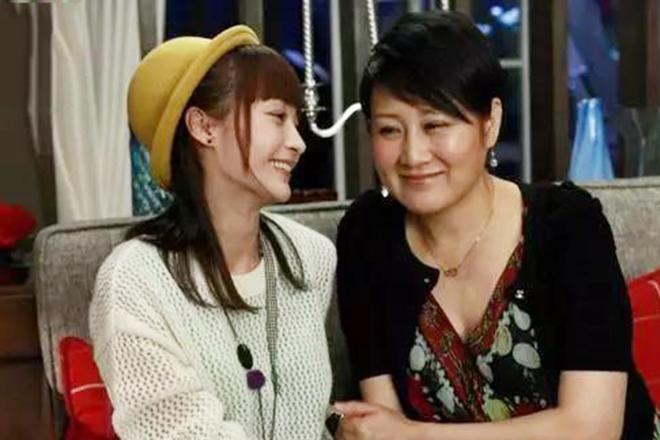 原创57岁张凯丽近照曝光,短发墨镜皮夹克干练帅气,步伐轻盈鞋子抢镜