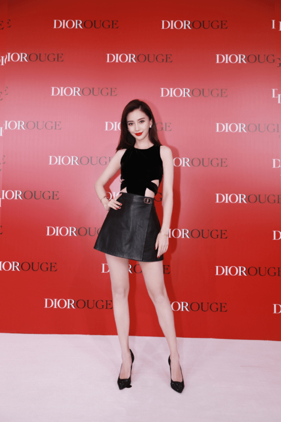angelababy真可以说是"穿搭达人,穿红色灯芯绒套装,美极了