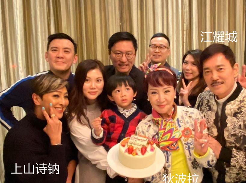 原创谢霆锋妈妈与王菲闺蜜聚会68岁狄波拉穿彩色上衣少女感十足