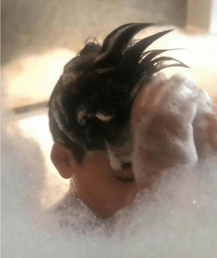 李嘉欣8岁儿子帅气可爱,晒其洗澡照片,引起网友关注