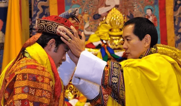 他才是不丹最帅的国王，娶同一家族4位王后，背后的原因也挺无奈