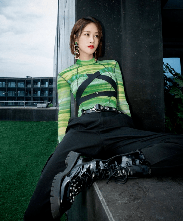 拍照怎么拍腿拉长 e8be34c719944da09b95bc78af614860.png