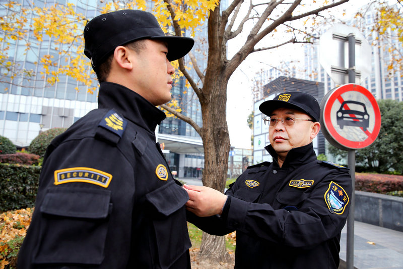 保安与老总_莞泰保安公司老总图片