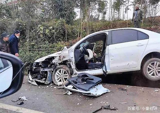 四川宜宾发生车祸,车辆损坏严重,伤亡不明,现场曝光