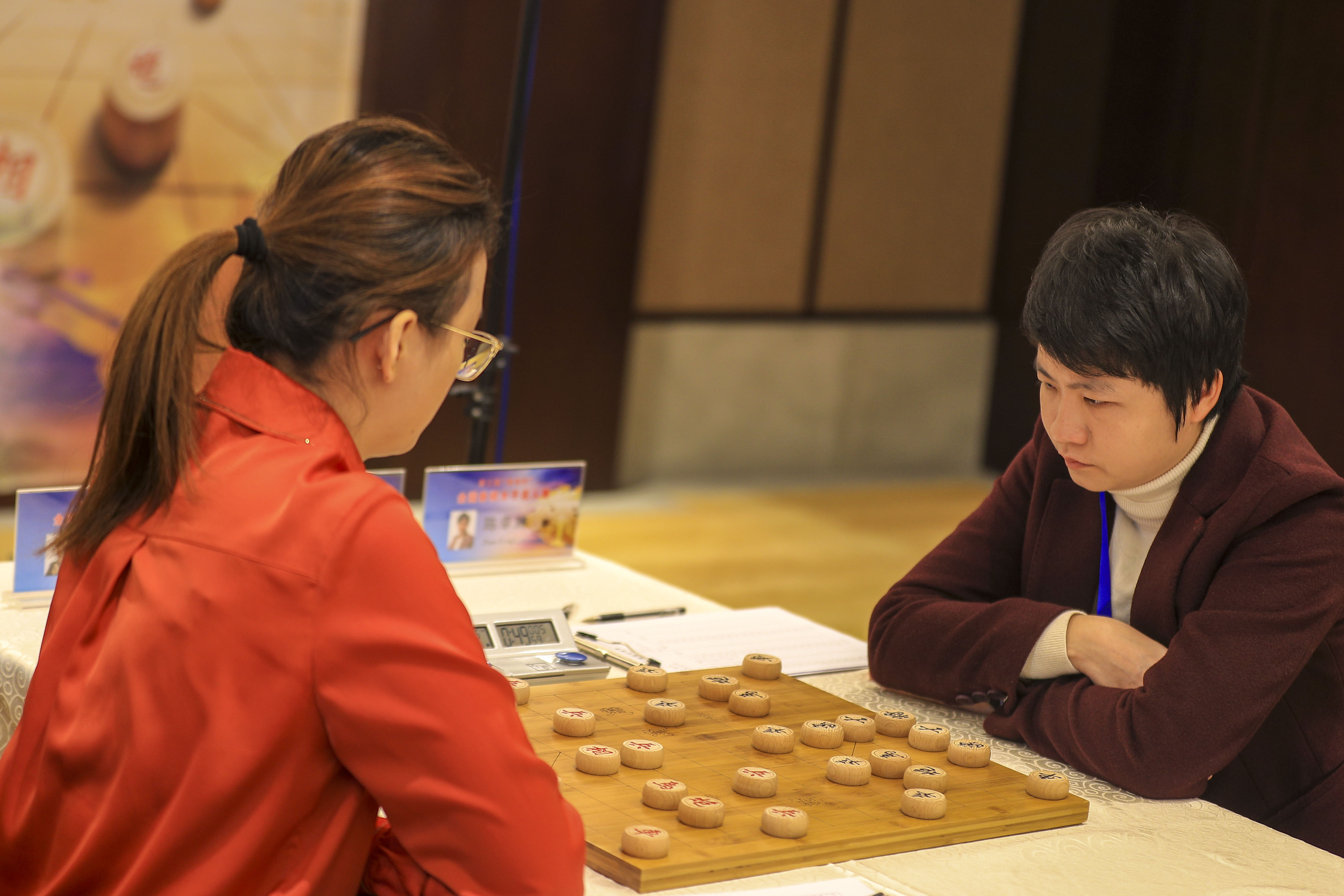1/ 12 2020年12月20日,象棋特级大师唐丹(右)与象棋特级大师陈幸琳