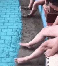 原创搞笑gif段子哪位大神知道这位妹子脖子的绳子是干什么用的