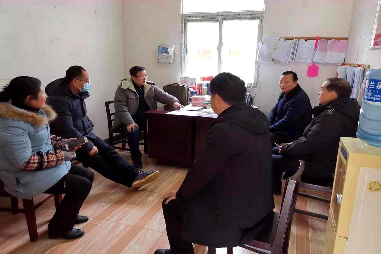 近日,武汉市新洲区李集街首例失实举报澄清正名见面会在新街村村民