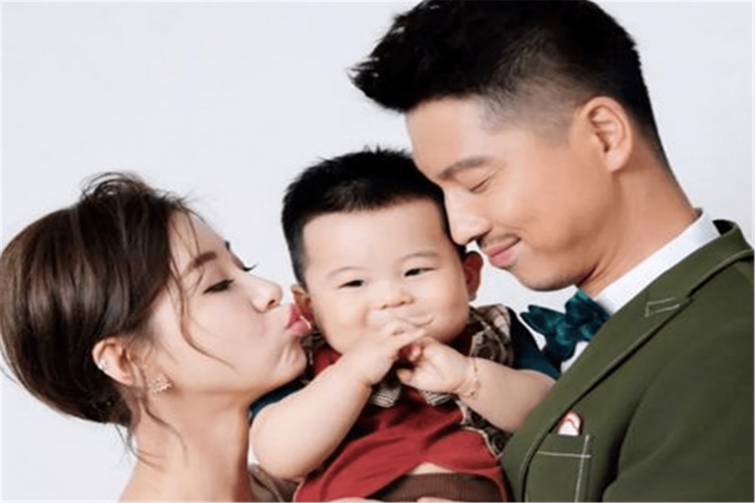 王雷的老婆 e95121c9fde442d8864e021f0287a594.png