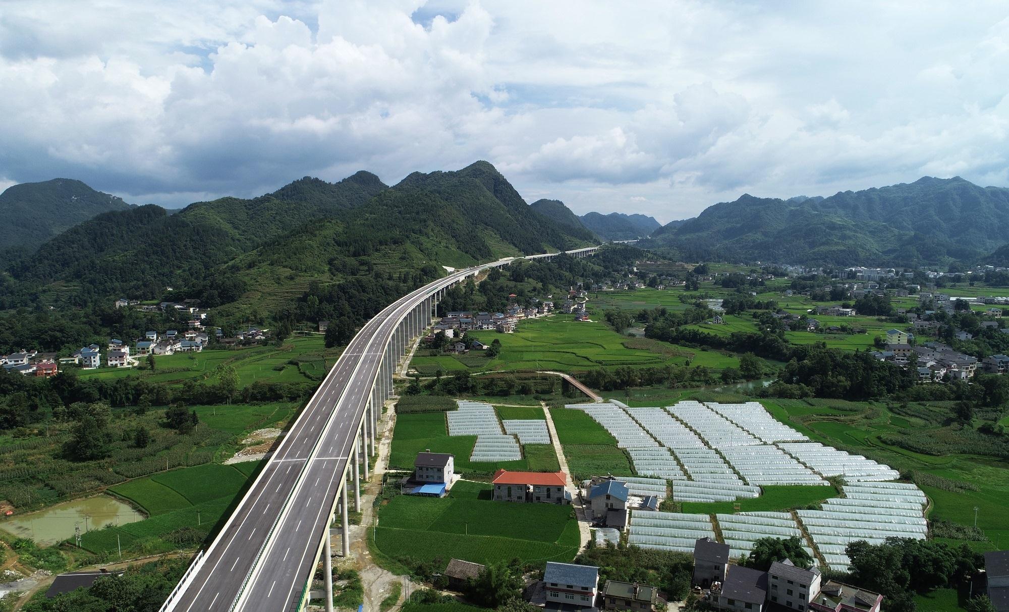 贵州黔南gdp前三个季度_贵州黔南中学(2)