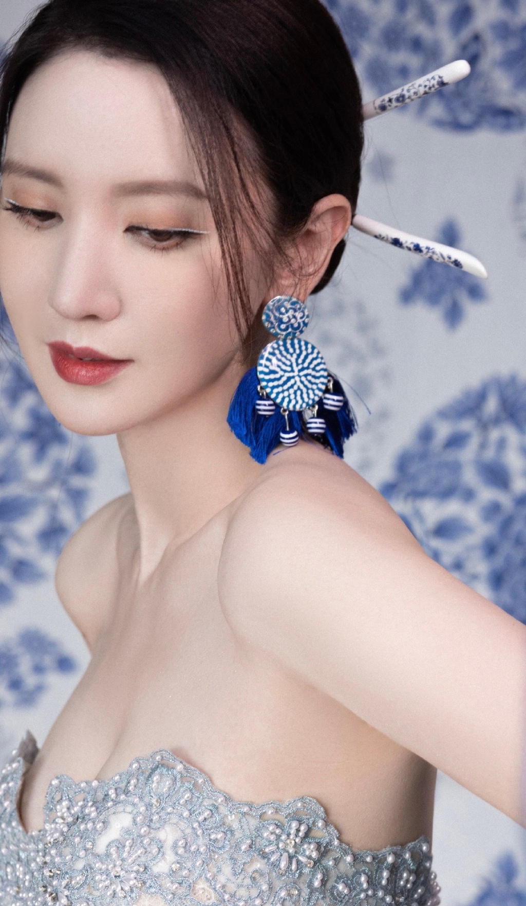照片中张萌身穿青花瓷长裙光脚拍摄,性感身姿显露无疑.