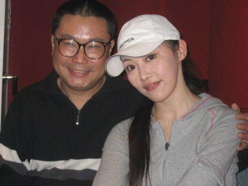 曾涉毒2次被捕，51歲尹相傑登台獻唱疑復出，小20歲女友比於文華還漂亮！ 娛樂八卦吃瓜 第5张