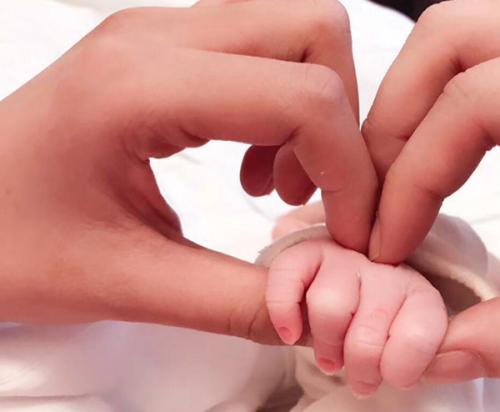 婴儿几个月会抓自己的脚 c3507460b2014695b9845200e9b552cf.jpeg