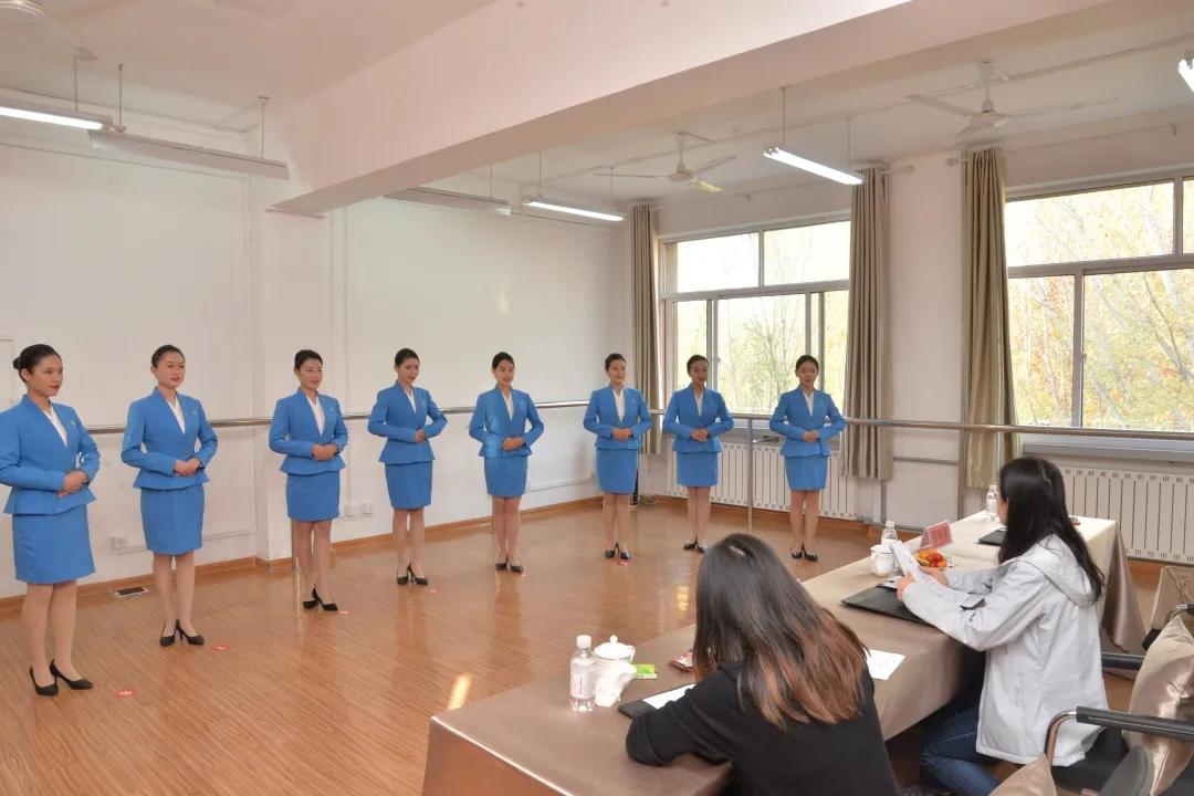 深圳服务员招聘_深圳新春首场招聘会 酒楼高薪难聘服务员(3)