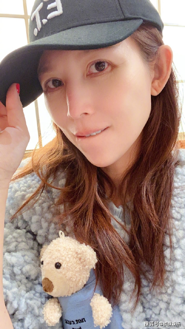 蔡少芬久违晒母女合照,47岁秀素颜难掩憔悴