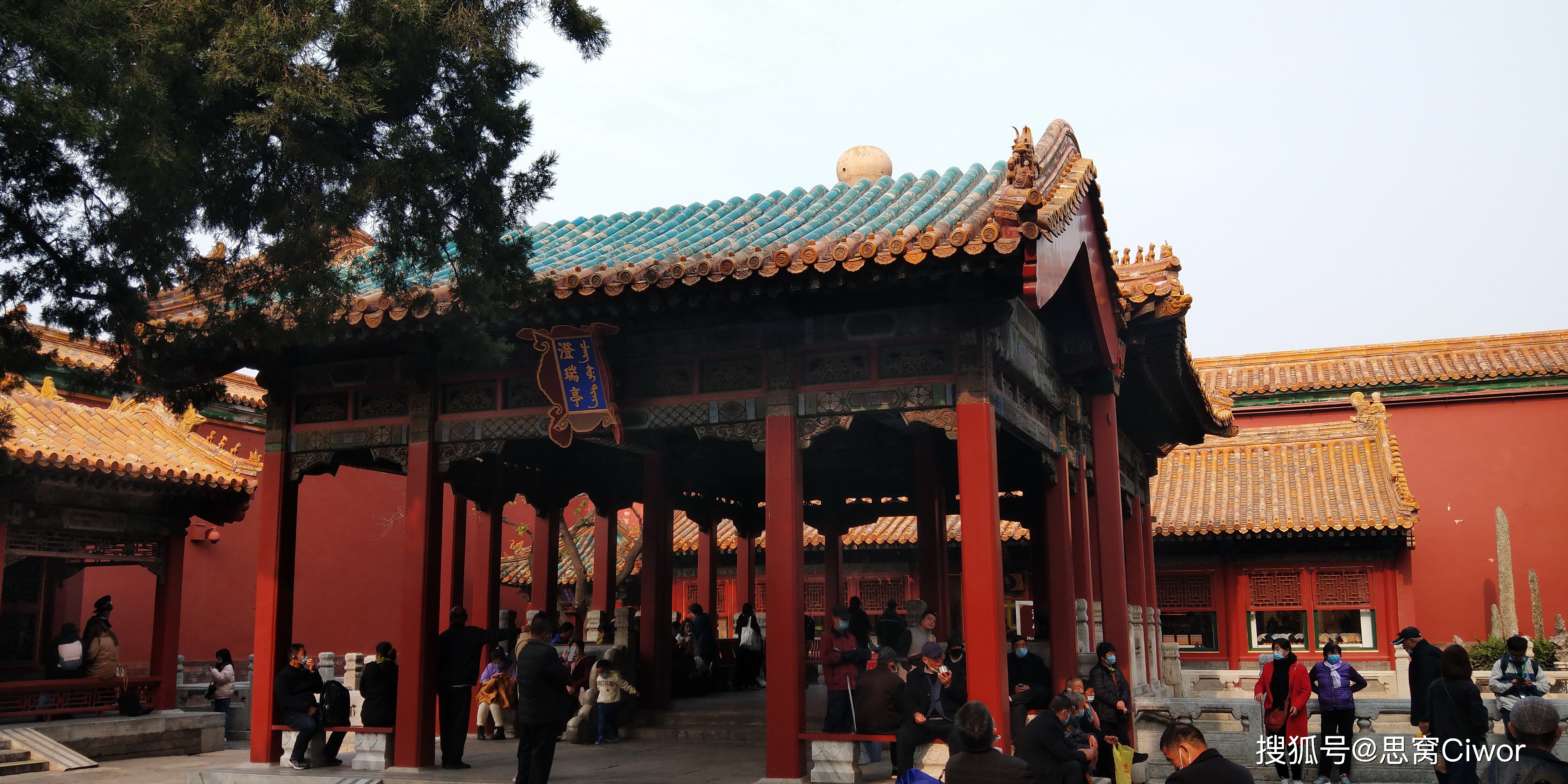 午门是故宫的正门,俗称五凤楼.