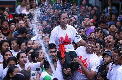 巴厘岛最“流氓”节日，陌生男女当街强吻无人管束：只因这是习俗