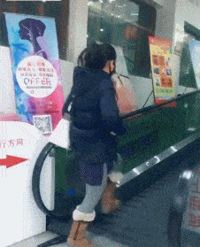 搞笑gif段子小姐姐能不能让一让我想给前面的车拍一张照片