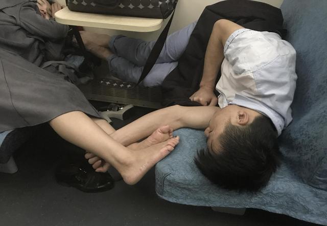 原创旅游实拍夜里火车 叫卖声不断 最后的美女睡姿让人无语