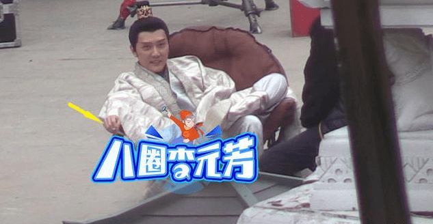 冯绍峰片场抽烟惹争议,翘二郎腿与工作人员谈笑风生