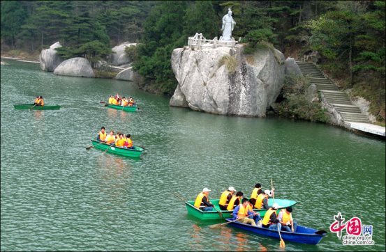 我爱天柱山上的炼丹湖！这片碧玉无暇的湖水！