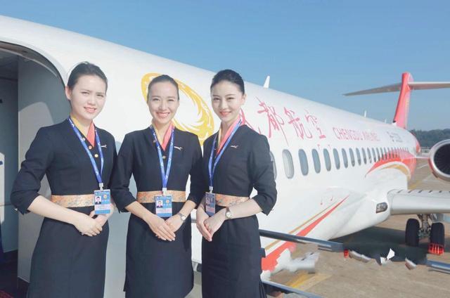 空姐都穿短裙丝袜,为何不直接穿长裤,机长:为了安抚