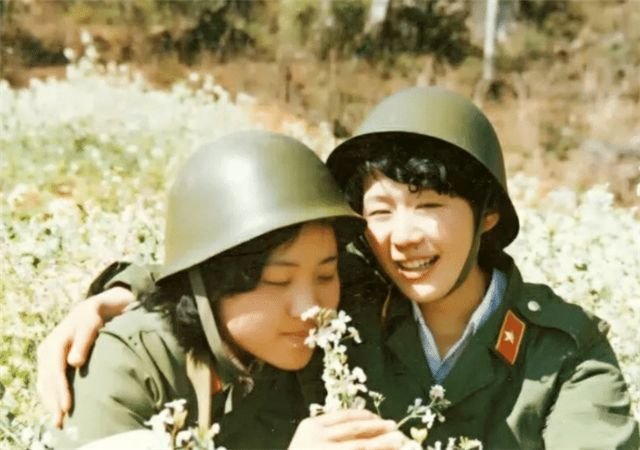 原创1986年,老山战场《死吻》照女兵张茹,走遍9省找寻烈士家人