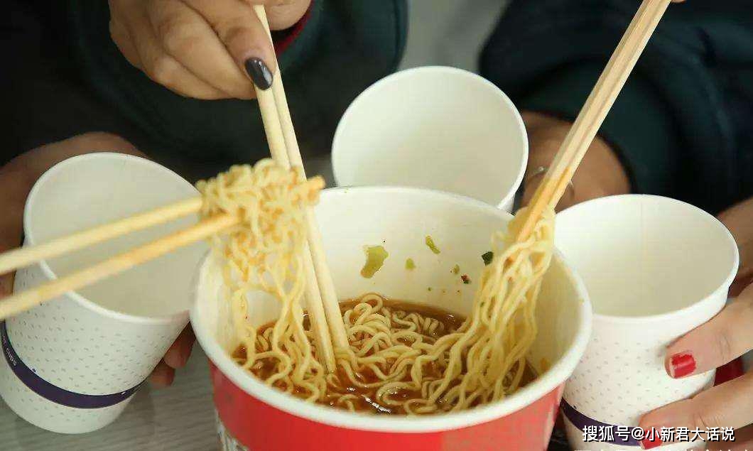 经常吃泡面既没有营养也容易使人长胖，因为泡面是油炸食品，里面的含油量特别高。