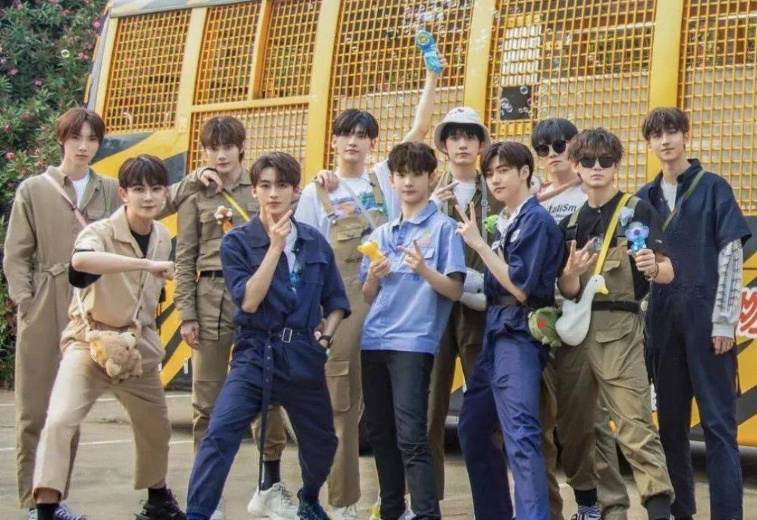 房子塌了修好了?龙丹妮参加活动笑容满面,r1se成员全面复出