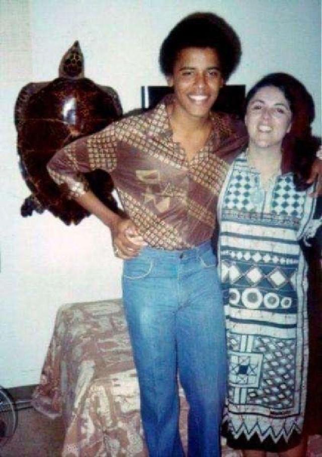 青年小奥巴马与母亲安