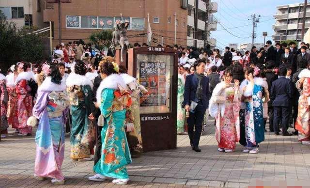 日本街头到处都是穿和服的女子！当地人：也就那么回事习惯了！