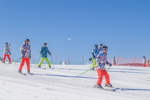 玩转安吉云上草原滑雪场住最美的星空酒店滑最野的雪