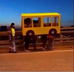 俄罗斯4名男子为了过桥，cos成公交车，还好警察没有被迷惑！_俄国