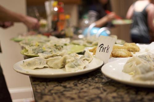 外国人吃中国的美食每人一盘 7ce83fcde0a44828995569b48938cf33.jpeg