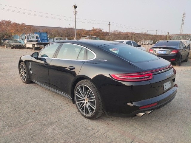 车尾堪称全新 panamera4s 的一大亮点:带一体式四